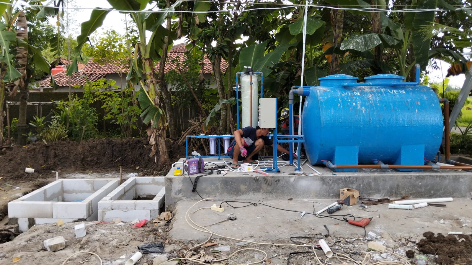 Pemasangan Roof Tank Panel FRP oleh Pabrik Tangki IPAL