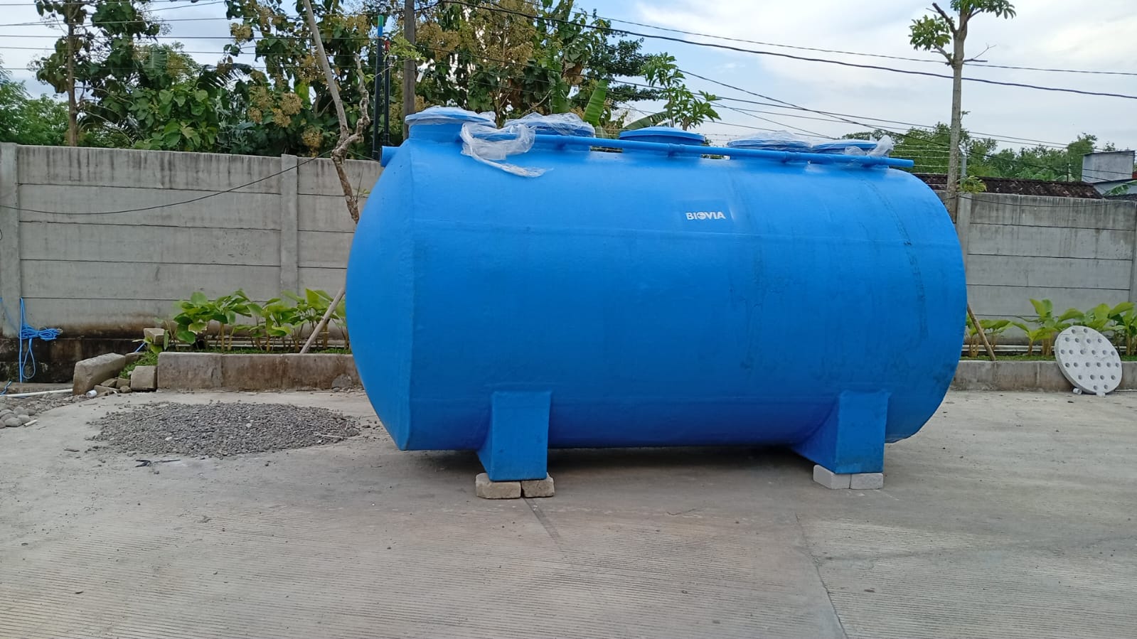 Instalasi unit tangki pengolahan limbah STP Bio Tank pracetak oleh teknisi ahli Pabrik Tangki IPAL