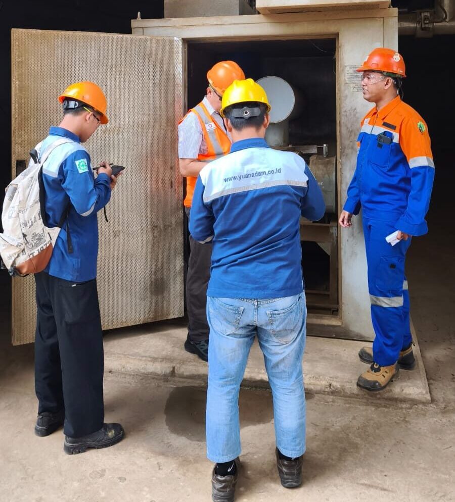 Aktivitas produksi tangki silinder skala industri di dalam area workshop Perusahaan IPAL dan Pabrik Fiberglass Indonesia