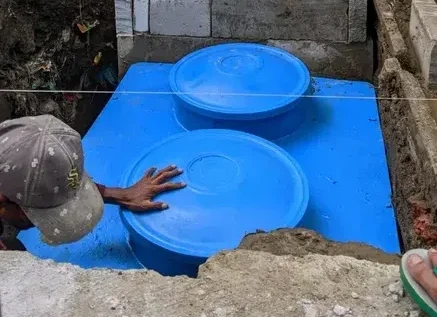 Pengolahan air limbah domestik dengan sistem biofilter pada septic tank fiber