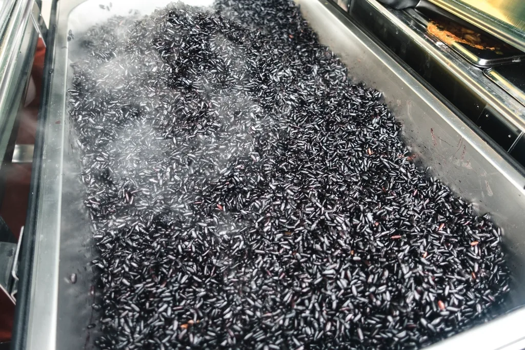 Dapur Produksi MBG — Pengolahan Makanan Skala Besar Dapur produksi MBG mengolah makanan dalam jumlah besar sehingga menghasilkan air limbah berminyak