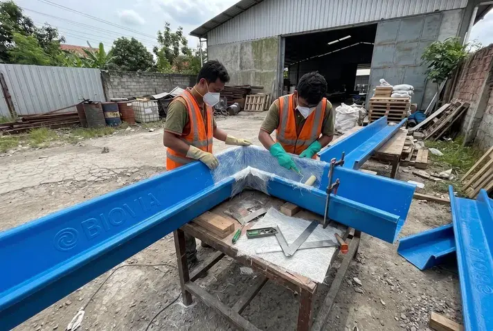 Instalasi Produk FRP Custom BIOVIA Instalasi produk FRP custom hasil fabrikasi pabrik tangki IPAL BIOVIA