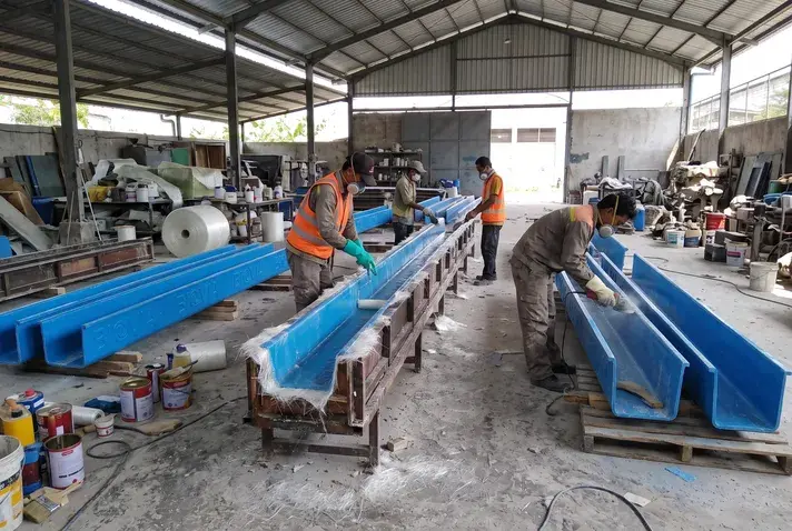 Pabrik Fabrikasi FRP PT Yuan Adam Energi Pabrik tangki IPAL dan fabrikasi produk fiberglass FRP PT Yuan Adam Energi