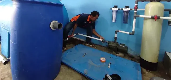 Instalasi saptic tank fiber tertanam untuk pengolahan limbah domestik pada proyek sanitasi