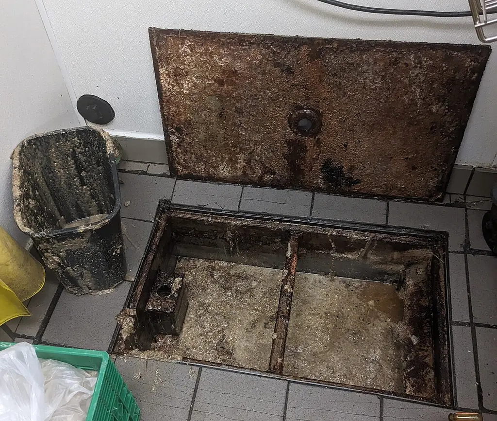 Bak Penangkap Minyak dan Lemak di Dapur Restoran Bak penangkap minyak dan lemak yang menahan lemak sebelum air limbah masuk ke sistem pengolahan